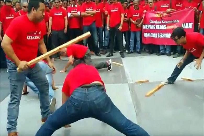 A group of Bersih supporters gathered at Dataran Batu Pahat in Johor on Wednesday, in what was billed as a prelude to the rally. A screen grab of a YouTube video shows members of an anti-Bersih group displaying their martial arts prowess by "beating"