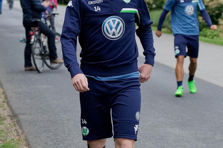Wolfsburg midfielder Kevin de Bruyne is inching closer to a move to Manchester City, who are prepared to make him their club record signing at £54 million.