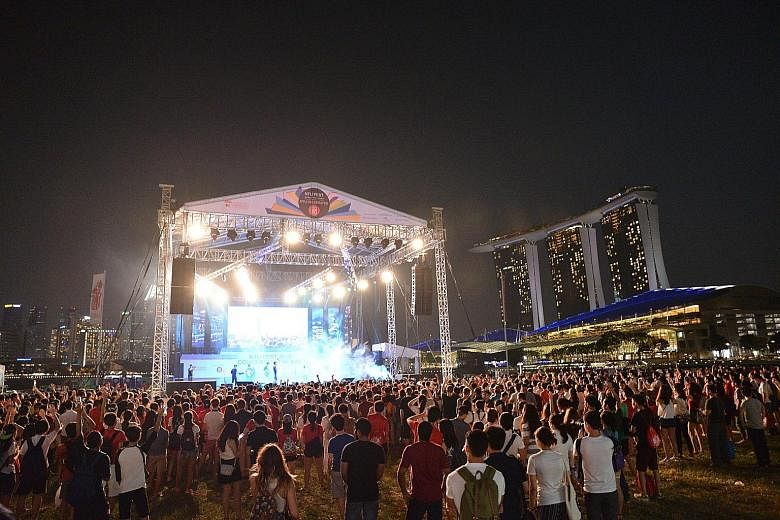 Thousands gathered at Marina Bay Promontory last night for the NTU Fest, organised by Nanyang Technological University (NTU) students to celebrate SG50 and to mark the start of a new academic year. Education Minister Heng Swee Keat officiated at the 