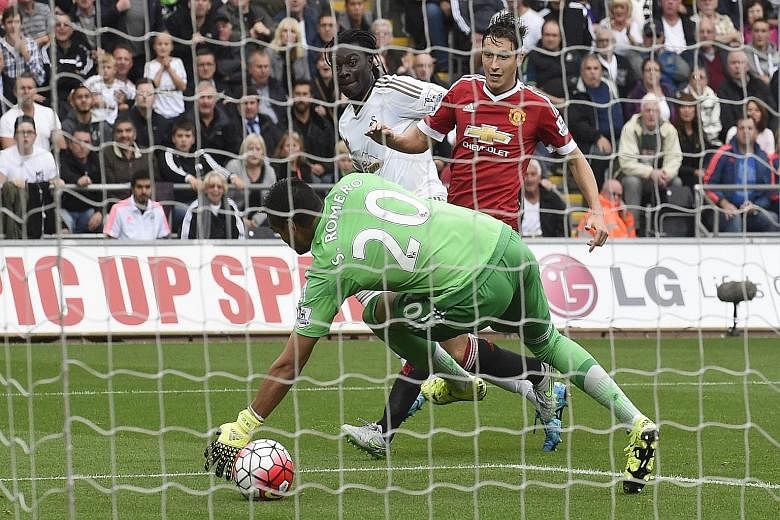 Manchester United goalkeeper Sergio Romero ought to have done better than to let a Bafetimbi Gomis' shot squirm through at his near post.