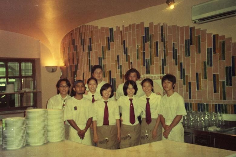 Mr Alessandro Di Prisco with his wait staff and chefs in front of the restaurant's wood-fired oven in 1998. 