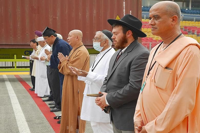 Leaders of different religious faiths give their blessings for a smooth running of this year's Singapore GP, with Lewis Hamilton tipped to continue his winning form.