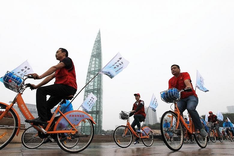 Nearly 100 cycling enthusiasts riding in Wenzhou city, Zhejiang province, on World Car-Free Day yesterday. Beijing's traffic index - which measures road congestion on a scale of zero to 10 - hit 9.1 in parts of the capital yesterday morning, although