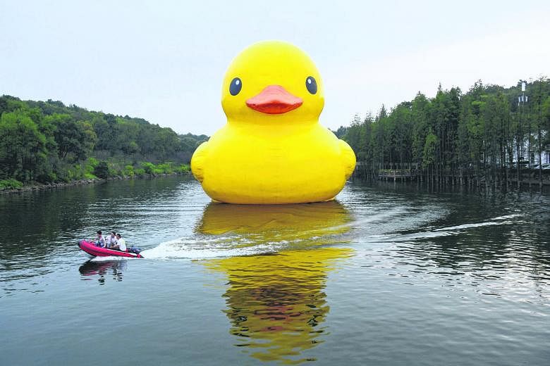 This 18m-tall inflatable Rubber Duck installation, by Dutch artist Florentijn Hofman, has been catching the public's eye since it went on display on Monday in the lake of a botanic garden in the southern Chinese city of Changsha in Hunan province. In