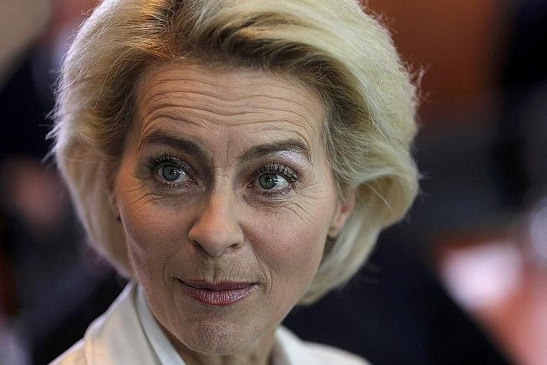 Minister Ursula von der Leyen has asked the medical school in Hanover where she got her doctorate in the 1990s to have her dissertation "evaluated by a competent and independent commission", said a spokesman.
