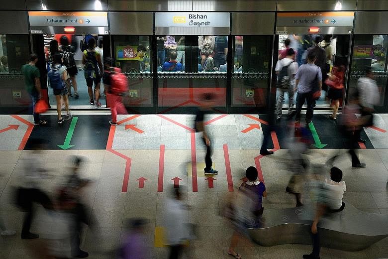 These queue lines on the platforms of the Downtown Line's Promenade (above) and Telok Ayer MRT stations are being replaced by the more conventional funnel design (below) used at the other four Downtown Line 1 stations. The new queue markings on the C