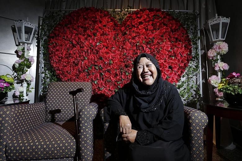 Madam Jamilah Yusop, a former Warna 94.2FM radio presenter, tries to live a normal life despite having to undergo dialysis three times a week. Yesterday, she was given the Muslim Kidney Action Association's Courage Award.