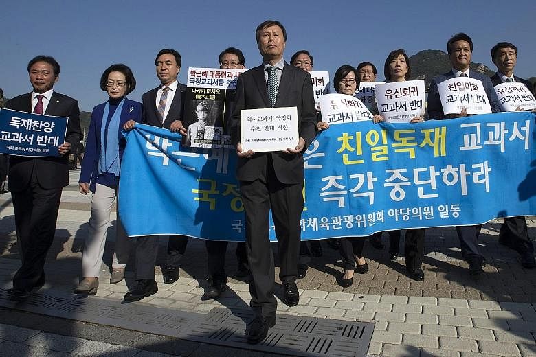 Opposition lawmakers protesting in Seoul yesterday against a single state history textbook for secondary schools.