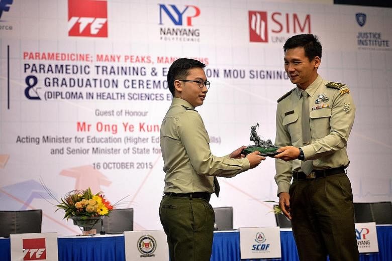 Chief of Defence Force Perry Lim presenting a prize to Military Expert 1 Ang Jia Rui, who was top of his class of 12 who received their Health Sciences (Emergency Medical Services) diplomas from JIBC.