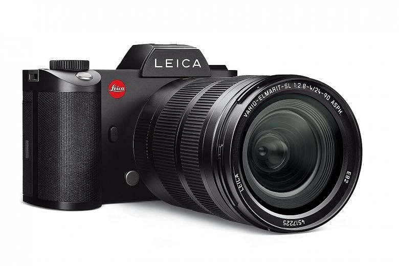 The Leica SL body weighs 890g (with battery). The front grip is very pronounced and makes holding the camera really comfortable, despite its weight.