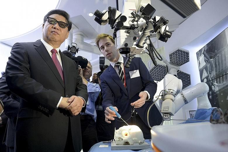 China's President Xi Jinping (left) wears 3D glasses while viewing robotic equipment at the Hamlyn Centre for Medical Robotics, during a visit to Imperial College in London on Wednesday.