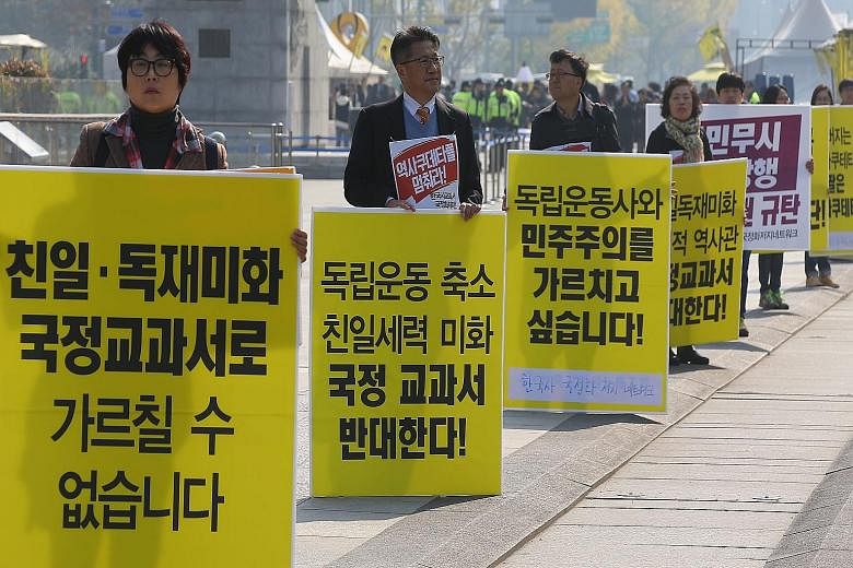 Civic groups opposing state-written history textbooks rallying in downtown Seoul yesterday.