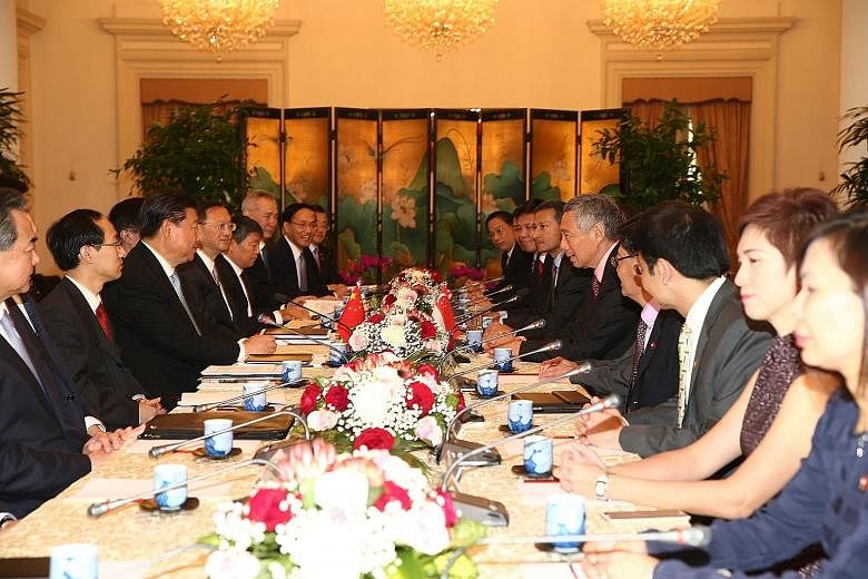 Trade and Industry Minister Lim Hng Kiang (right) and Minister of Commerce Gao Hucheng exchanging letters to officially start talks to broaden the scope of the China-Singapore FTA. Prime Minister Lee Hsien Loong (right, centre) and Chinese President 