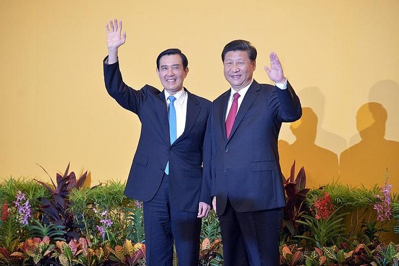 Taiwanese President Ma Ying-jeou (far left) and Chinese President Xi Jinping waving to the mass of journalists before their meeting at the Shangri-La Hotel yesterday.
