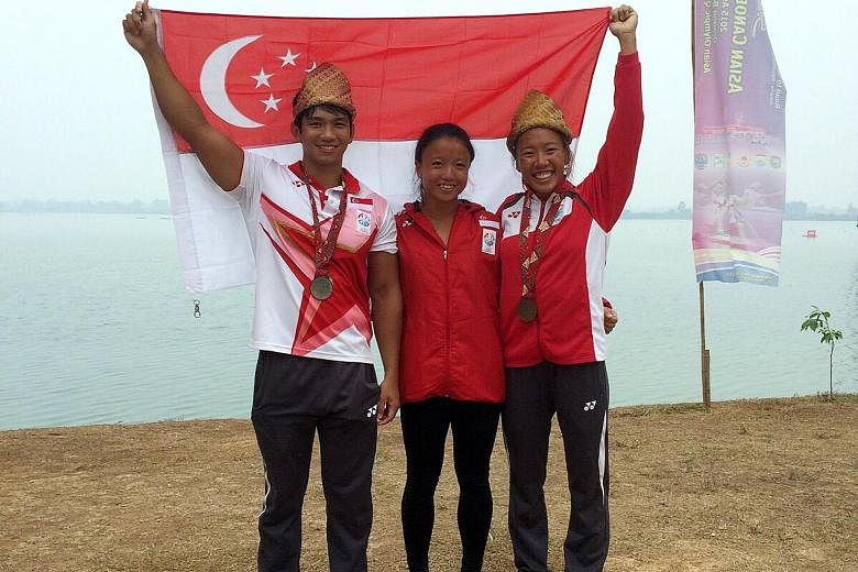 The three bronze medallists at the Asian Canoe Sprint Championships in Palembang. From left to right: Mervyn Toh, Lim Yuan Yin and Stephenie Chen.