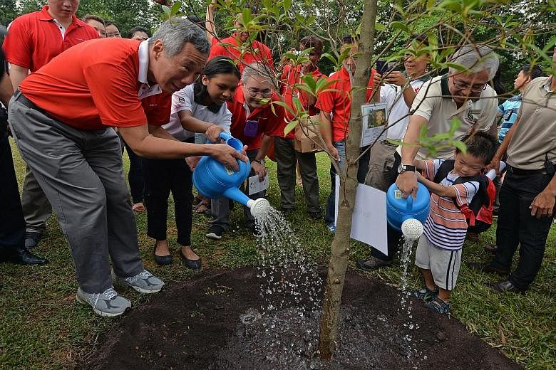 Prime Minister Lee Hsien Loong planted a tree yesterday in Ang Mo Kio Garden East to commemorate the annual Tree Planting Day, which promotes keeping the environment clean and green. Also present were other MPs of Ang Mo Kio GRC and Sengkang West, wh