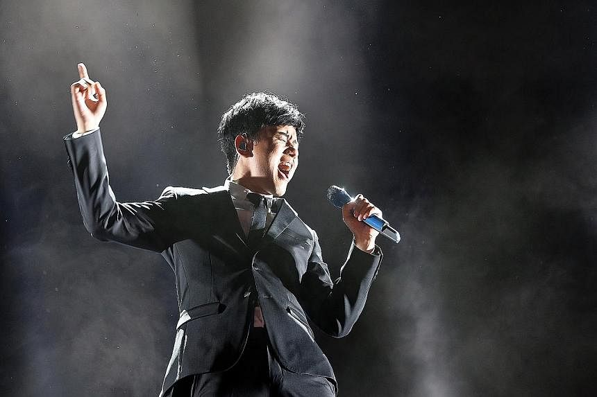Among the night’s performers were China’s Zhang Jie (above) and Hong Kong singer Alex To, who received an Honorary Award for his contributions to the Mandopop industry. 