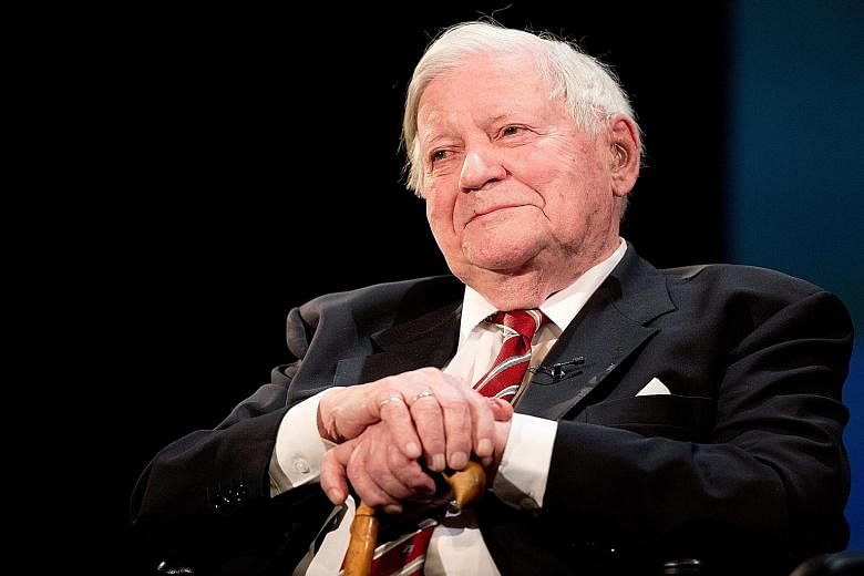 Mr Helmut Schmidt had reportedly caught an infection after surgery to remove a blood clot from his leg.