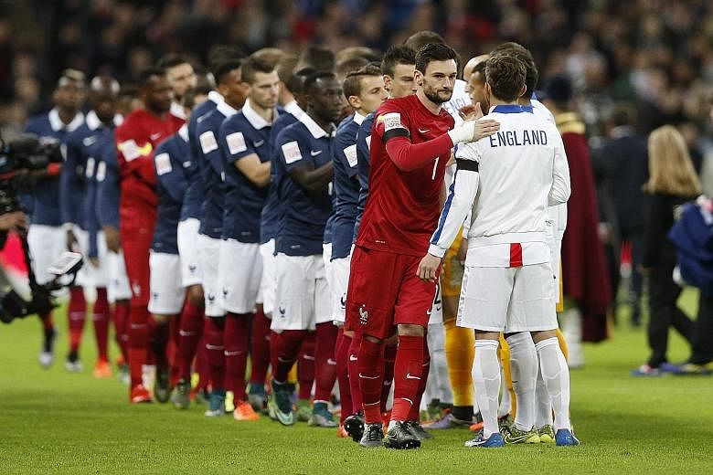 Hugo Lloris (in red) led France against England on Tuesday and put up a solid performance. He is determined to play the West Ham match.