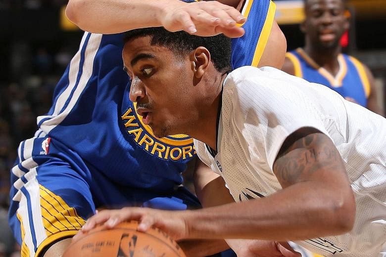 Gary Harris (foreground) of the Denver Nuggets drives against Klay Thompson of Golden State. The Warriors won 118-105 to extend their streak to 15.