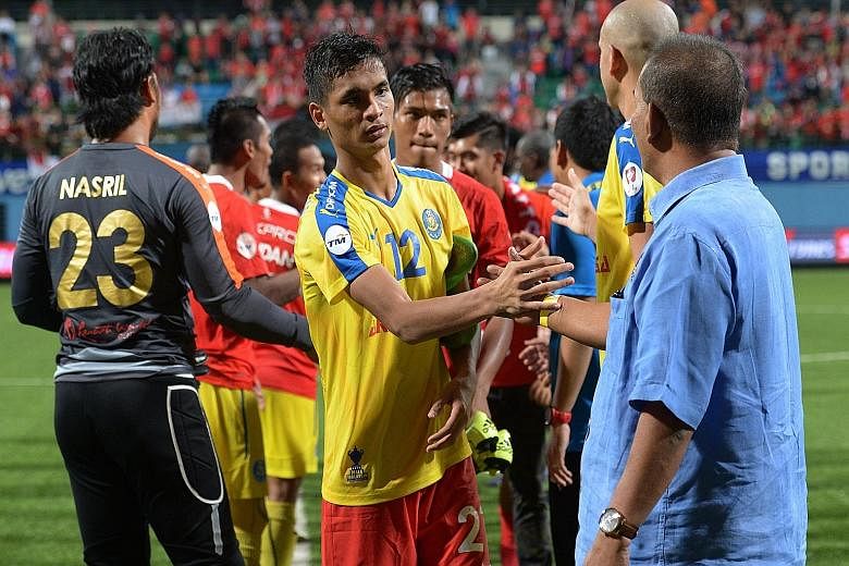 Safuwan Baharudin shaking the hands of Pahang players and officials, who gave a guard of honour to the LionsXII squad and coaching staff after the final whistle.