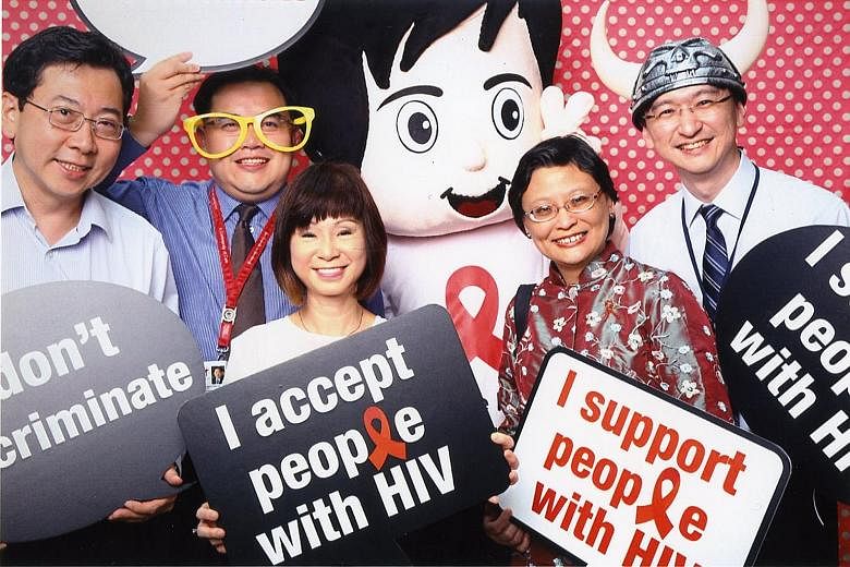 (From left) Ministry of Health director (communicable diseases) Jeffrey Cutter, TTSH chief executive Eugene Soh, Dr Amy Khor, TTSH head (infectious diseases) Lim Poh Lian and TTSH chief operating officer Jamie Lim showing their support for people liv
