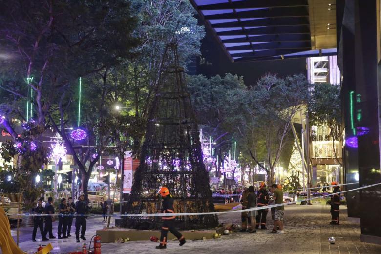 Christmas tree outside Abercrombie & Fitch in Orchard Road catches fire The Straits Times