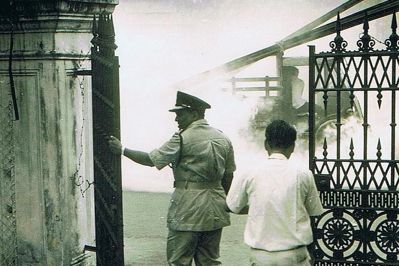 This image of the turbulent Konfrontasi period was captured in 1965 by veteran cameraman Willie Phua. Two German policemen communicating through a gap in the Berlin Wall, which was built by the communists in 1961. The spread of communism was one of t