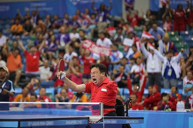 Jason Chee failed to conjure up a sixth straight win over Thailand's Natthawut Thinathet despite being roared on by the OCBC Arena crowd and had to settle for silver