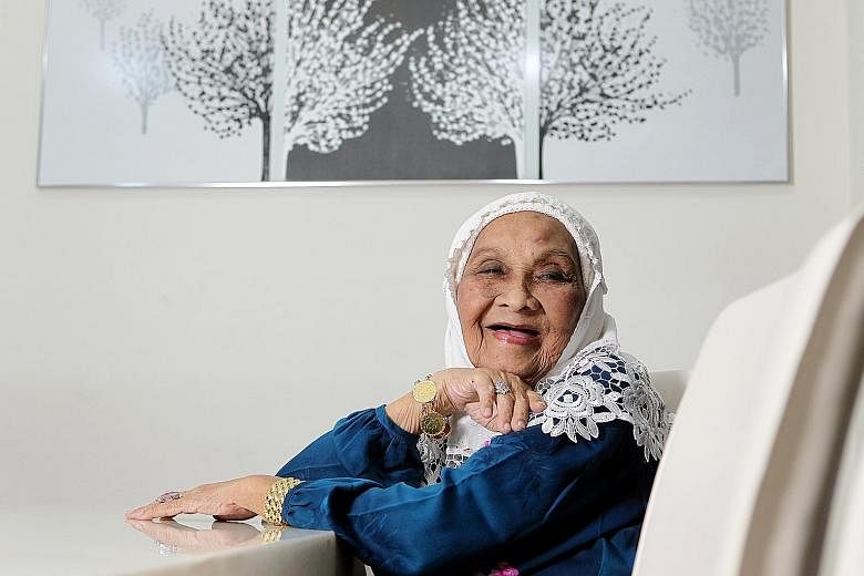 Singer-actress Momo Latiff died on Thursday at the age of 92 after slipping into a coma the day before.