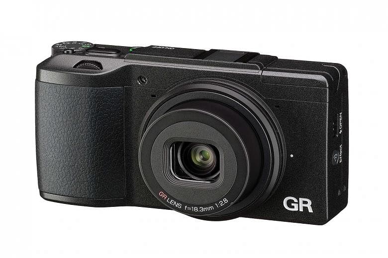 The GR II's Full Press Snap feature makes the camera focus to a pre-determined position, such as 1m or 2.5m, so as to reduce press-to-shot lag.