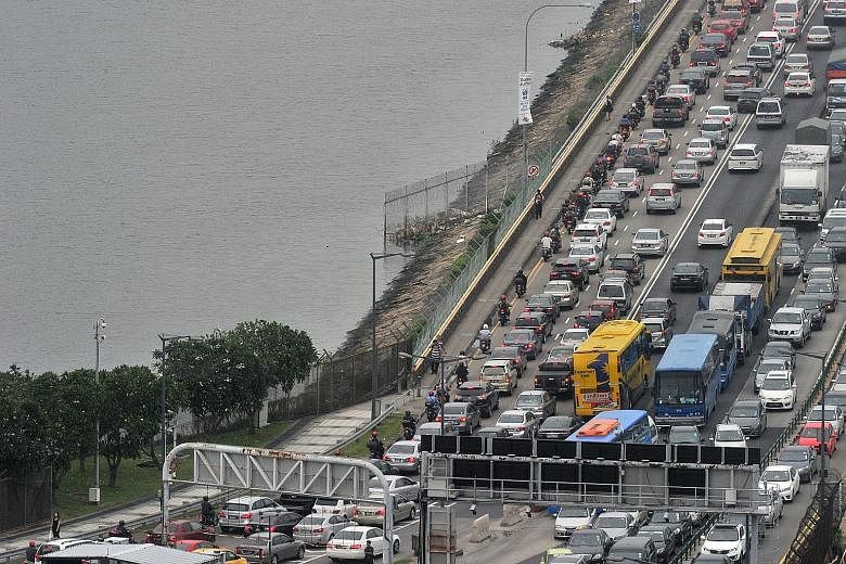 The traffic situation at the Causeway around 6pm yesterday. People walking into Singapore via the Woodlands Checkpoint last night told The Straits Times that they did not experience long waiting times, clearing Customs in half an hour, unlike on Thur