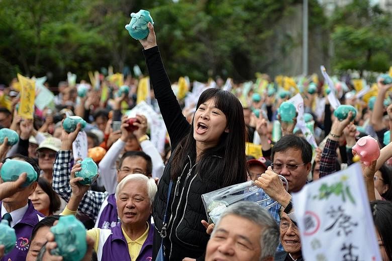 Supporters, piggy banks in hand, gathering outside the DPP headquarters in Taipei to hear her speak and give their donations.