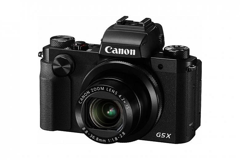 The Canon PowerShot G5 X has a control ring around the lens to adjust aperture, an exposure compensation dial next to the shutter-release button, and a command dial above the grip.