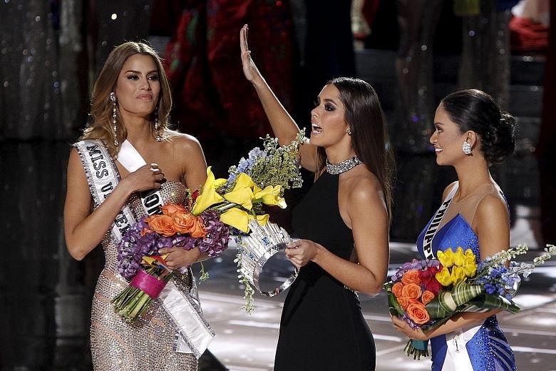 Miss Universe 2014 Paulina Vega (centre) addressing the audience as she transfers the crown from Miss Colombia Ariadna Gutierrez (left) to the eventual winner, Miss Philippines Pia Alonzo Wurtzbach, during the 2015 Miss Universe Pageant in Las Vegas,
