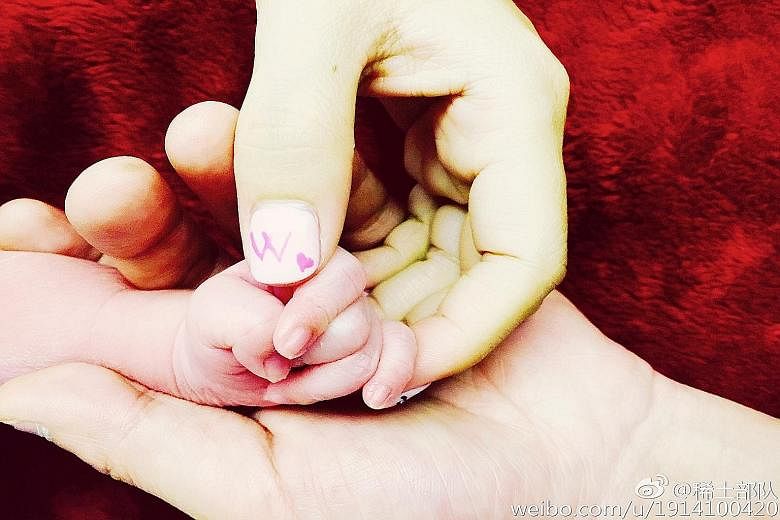 Zhang Ziyi posted a picture of two adult hands holding a child's.