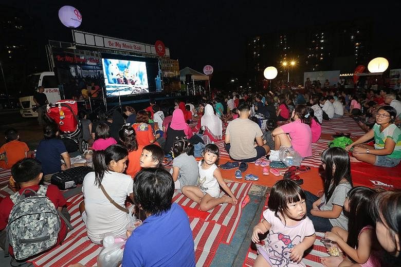 Hundreds of residents turned up last night for the Movie Bus' maiden screening of a short film by local students followed by the animated family movie Minions. The outdoor screening was held in a field in Ang Mo Kio Avenue 8.