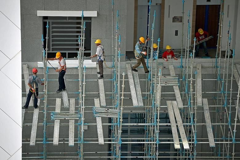 Slow payment in the construction sector rose by 0.39 percentage point due to muted public building activity across the residential, non-residential and civil engineering segments.