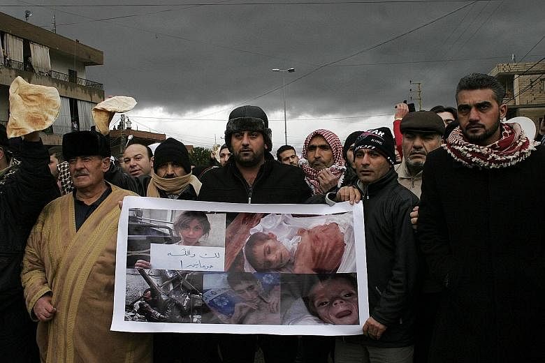 Lebanese gathered at the Lebanon-Syria border last Friday to protest against the siege of the Syrian town of Madaya.