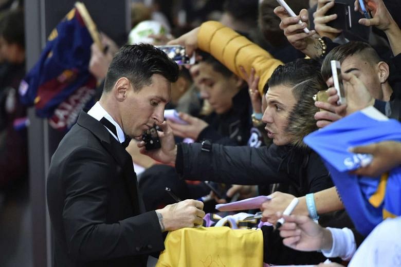 lionel messi signing autographs