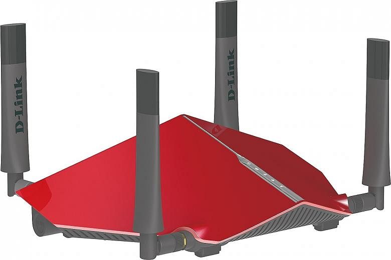 The DIR-885L has four adjustable external antennae. Each antenna supports a spatial stream, with each stream capped at a maximum data transfer rate of 433Mbps. Add them together for an aggregate bandwidth of 1,733Mbps on the 5GHz band.