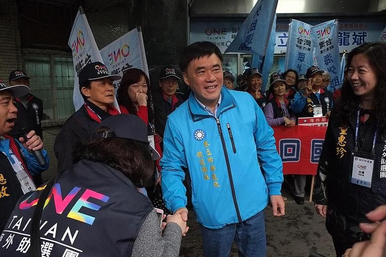 KMT candidate Hau Lung-bin meeting supporters in Keelung at the weekend. The former Taipei mayor and son of a former premier, who is touted as a possible future presidential candidate, says his experience means that he is the best man to fix the city