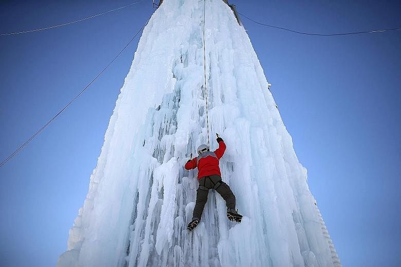 When the weather gets cold, most people stay indoors. However, in Cedar Falls, in the United States, residents have come up with a new extreme sport called Silo Ice Climbing. They connect hoses to the top of grain silos and spray them with water to f