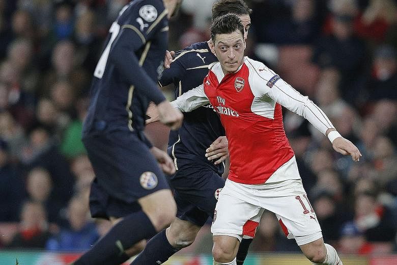 Arsenal playmaker Mesut Oezil is expected to play against Chelsea after missing last week's clash with Stoke City with a minor foot problem.