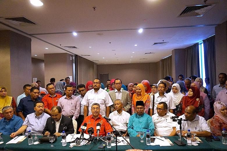 Mr Ahmad Bashah (left) is apparently spearheading a move to remove incumbent Menteri Besar Mukhriz Mahathir.