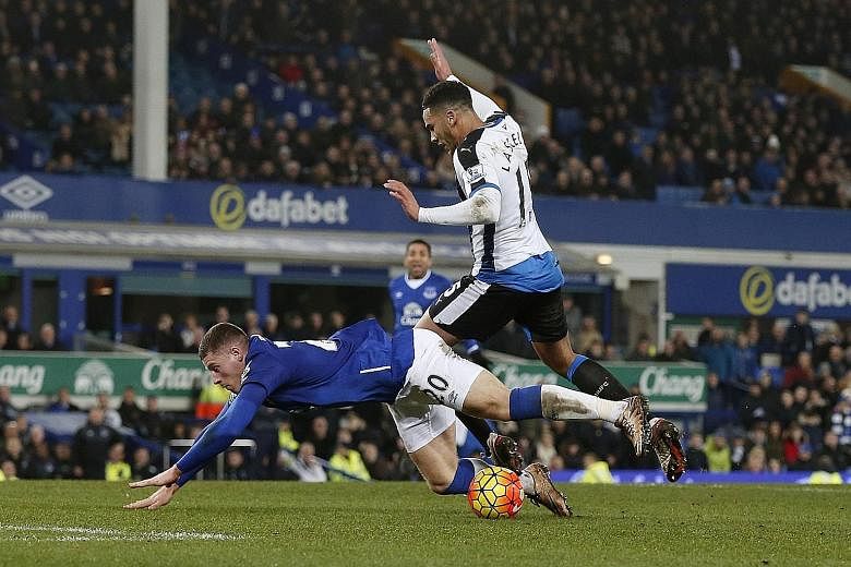 Ross Barkley being brought down by Jamaal Lascelles, resulting in a red card and a penalty, which the Everton player converted for a 3-0 win.