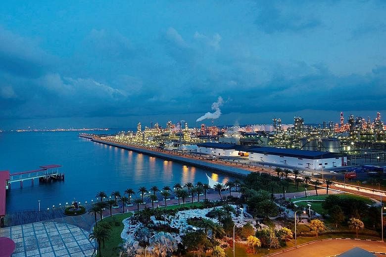 The oil price slump was a big factor behind the fall in Singapore's foreign wholesale trade last quarter, with trade in petroleum and petroleum products dropping 25.1 per cent, as trade in ship chandlers and bunkering shrank 35.8 per cent. The declin