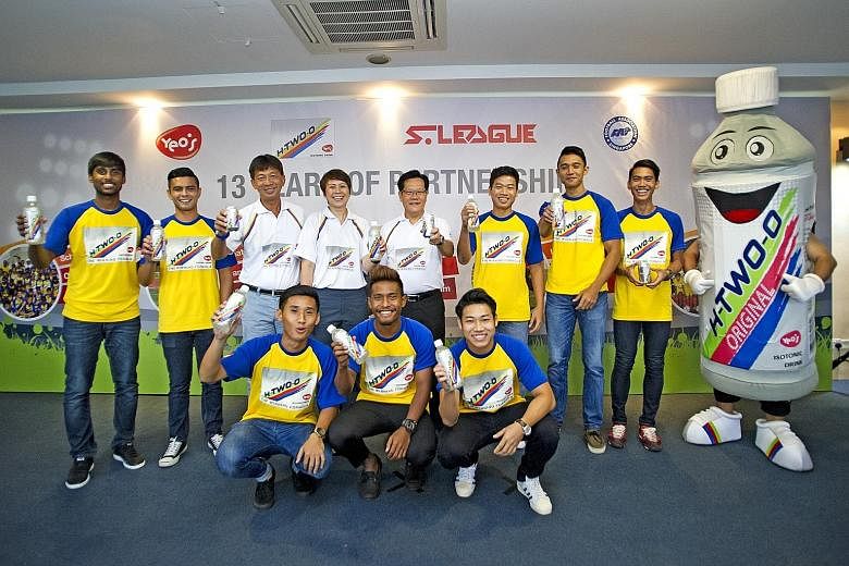 S-League players with (back row, from third left) Lim Chin, S-League CEO, May Ngiam, first vice-president of YHS (Singapore) Pte Ltd, and Lim Kia Tong, FAS vice-president.