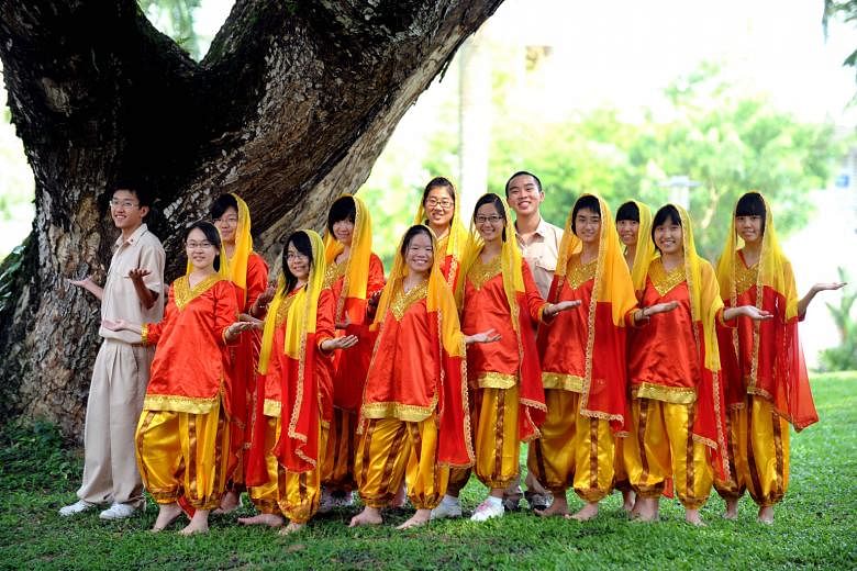 The group from Hwa Chong Institution that won a gold award in the Singapore Youth Festival's Indian dance contest in 2009 was made up entirely of ethnic Chinese students, many of whom had no dance background. Deputy Prime Minister Tharman Shanmugaratnam r