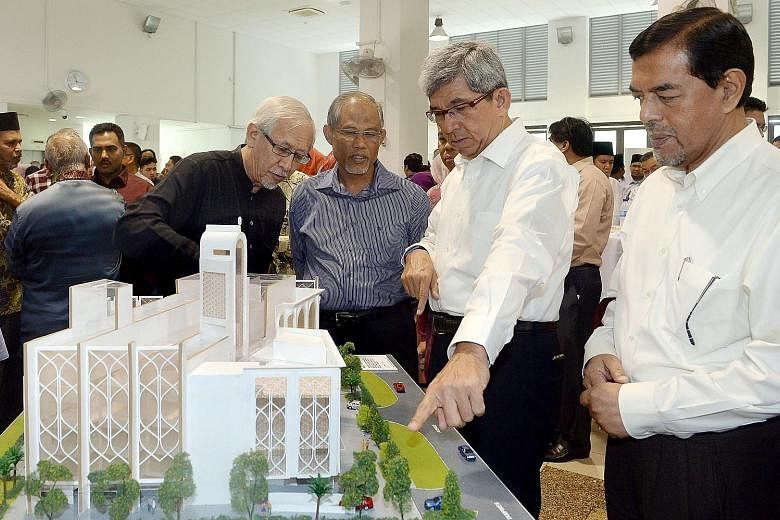 (From left) Darul Ghufran Mosque chairman Abdul Matin Mirza Abdul Majid, Minister for the Environment and Water Resources Masagos Zulkifli, Minister-in-charge of Muslim Affairs Yaacob Ibrahim and Muis chief executive Abdul Razak Maricar looking at a 